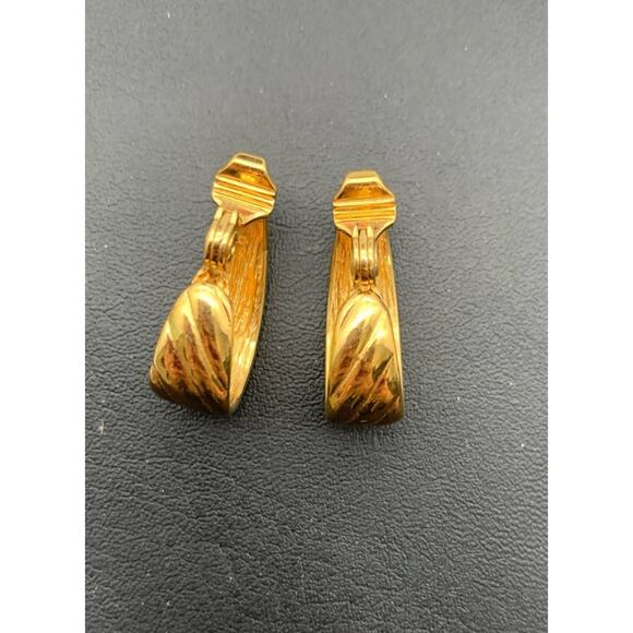 Vintage MONET 1960s Goldtone Ribbed Hoop Texture Clip On Earrings Signed - Picture 4 of 6